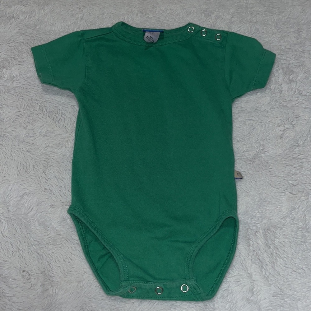 Mountain equipment co 6 month short sleeve green bodysuit